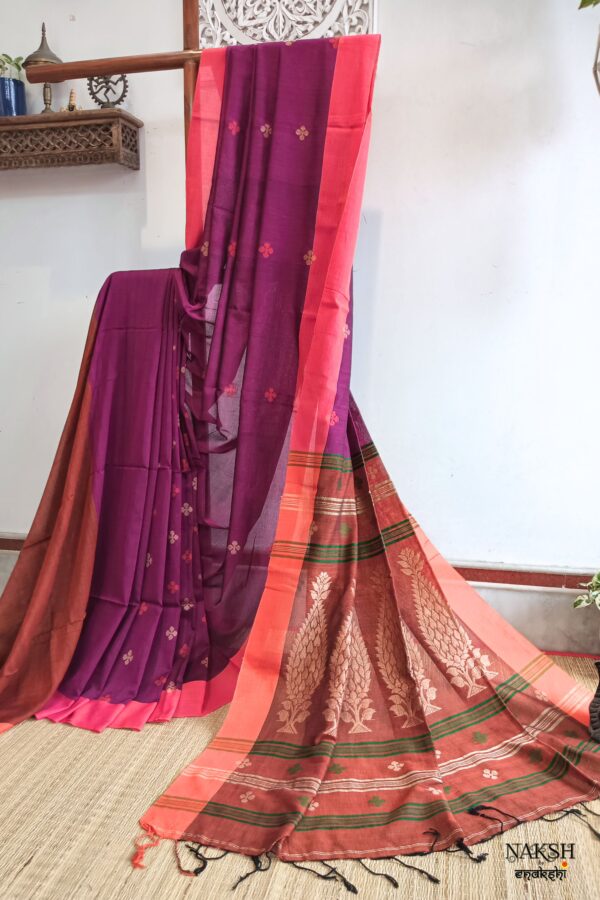 handloom cotton jamdani saree in magenta purple color wirh matching blouse piece. this is a very soft cotton saree. beat the heat with this summer friendly cotton jamdani saree, this saree style is perfect for summer in India fashion. shop online shop now. saree sale at offer price.