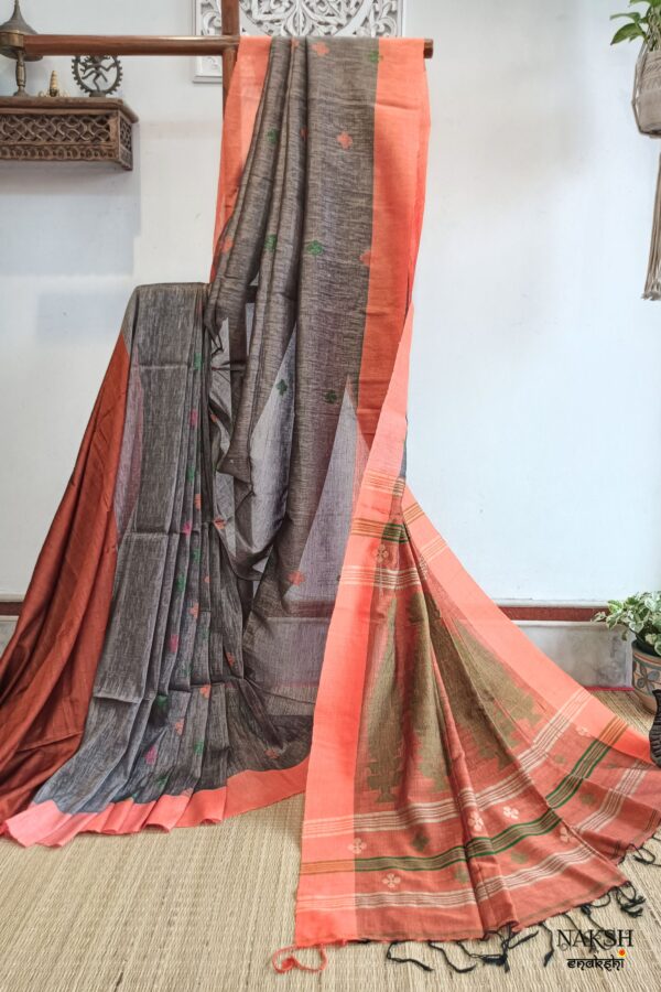 handloom cotton jamdani saree in steel grey color wirh matching blouse piece. this is a very soft cotton saree. beat the heat with this summer friendly cotton jamdani saree, this saree style is perfect for summer in India fashion. shop online shop now. saree sale at offer price.