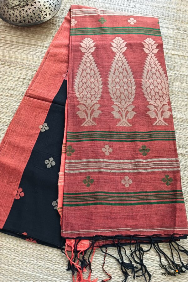 handloom cotton jamdani saree in black color wirh matching blouse piece. this is a very soft cotton saree. beat the heat with this summer friendly cotton jamdani saree, this saree style is perfect for summer in India fashion.