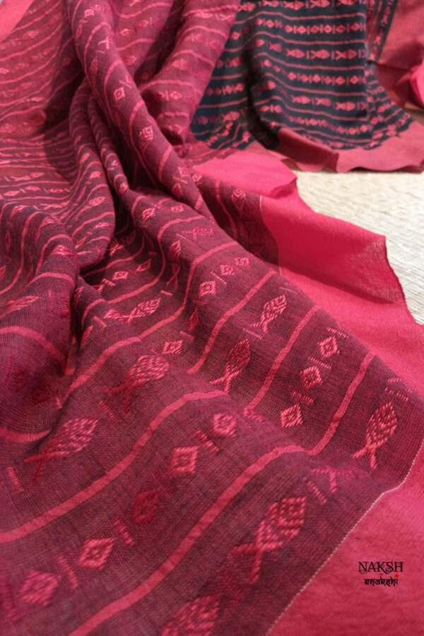 Bengal Handloom Soft Cotton Saree in black. Cute little fish motifs are woven all over the saree. Beat the Heat and flaunt your style statement with this Beautiful Handloom cotton saree. The material is light in weight, soft, easy to drape, and very Soothing. This Easy Breezy plain cotton saree perfectly expresses the Elegance of Simplicity.